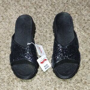 Women's Skechers Foamies Archfit. Size US 8. NWT. Retail $84.00.